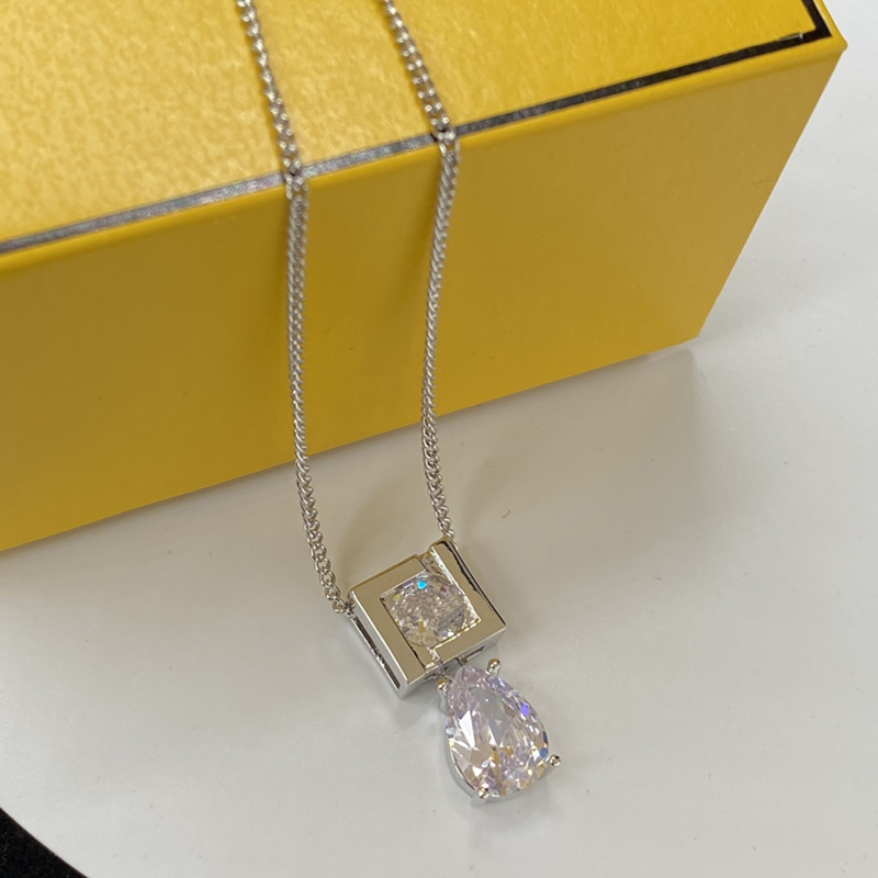 

Luxury Womens Designer Diamond Pendant Necklace Chain Classic Letter F Mens Fashion Gold Luxurys Necklaces Designers Jewelry 2302281BF