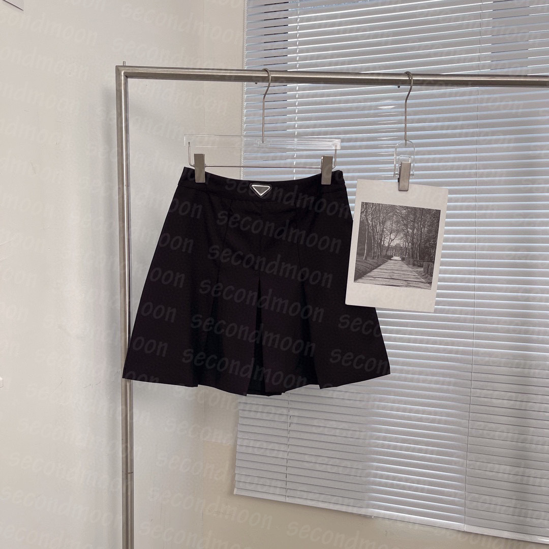 

Metal Triangle Badge Skirts Women Summer Pleated Skirts Breathable Casual Style Skirt Woman Black Skirts
