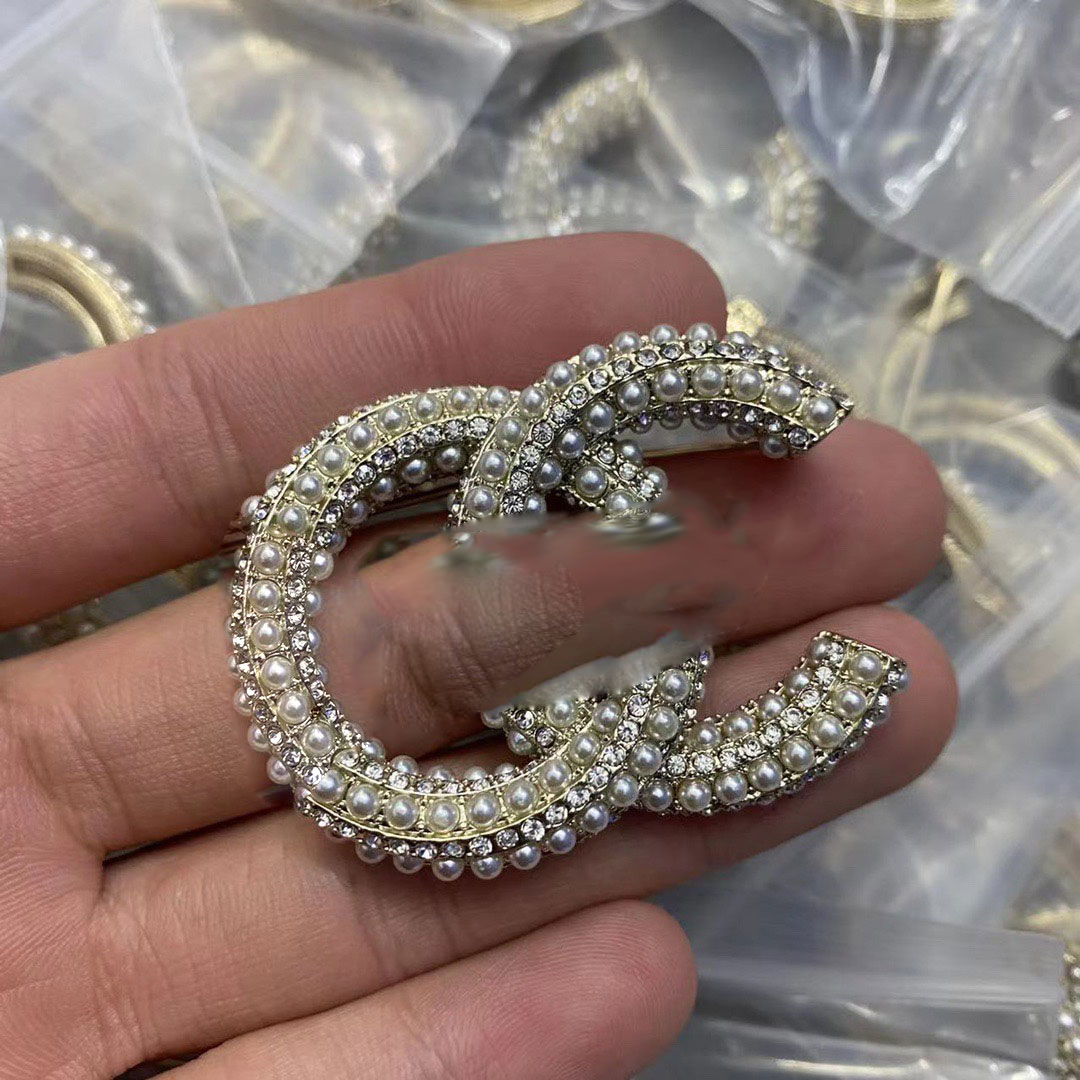 

Designer Brooch Men Women Rhinestone Pearl Letter Brooch Suit Pin Fashion Jewelry Clothing Decoration High Quality Accessories Shoes Bag Matching Birthday Gifts