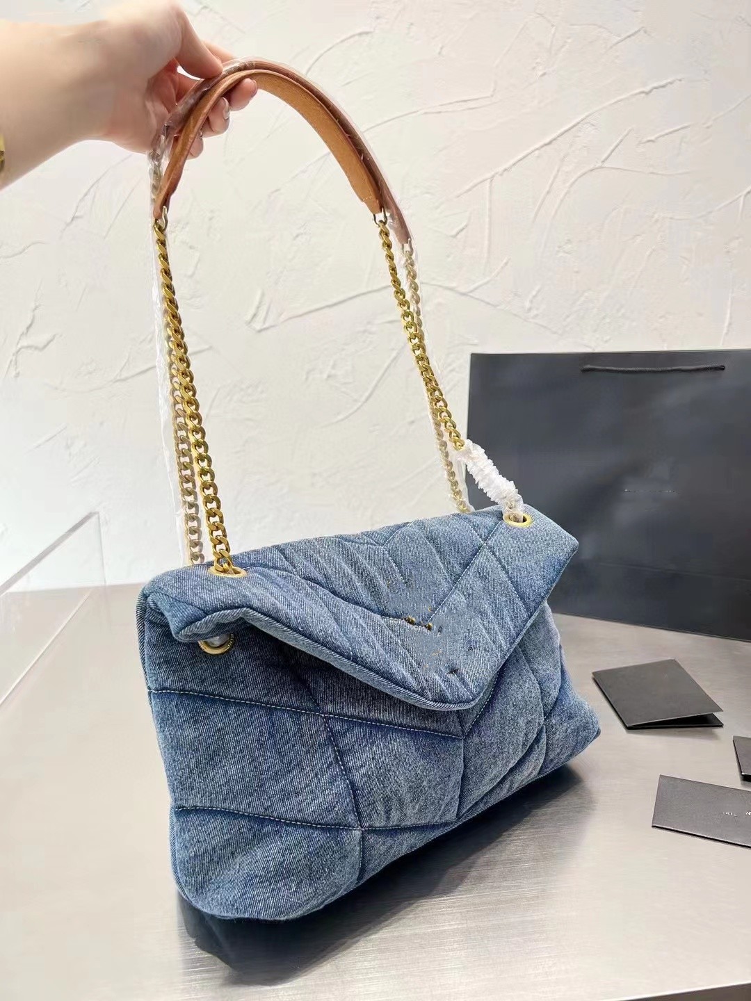 

New Washable Denim Women's Bag Chain, Postman One Shoulder Oblique Straddle Stray Bag, Advanced Cloud Design, Flap Pocket Chain, High Beauty, Fashion, Classic, Golden hardware-white