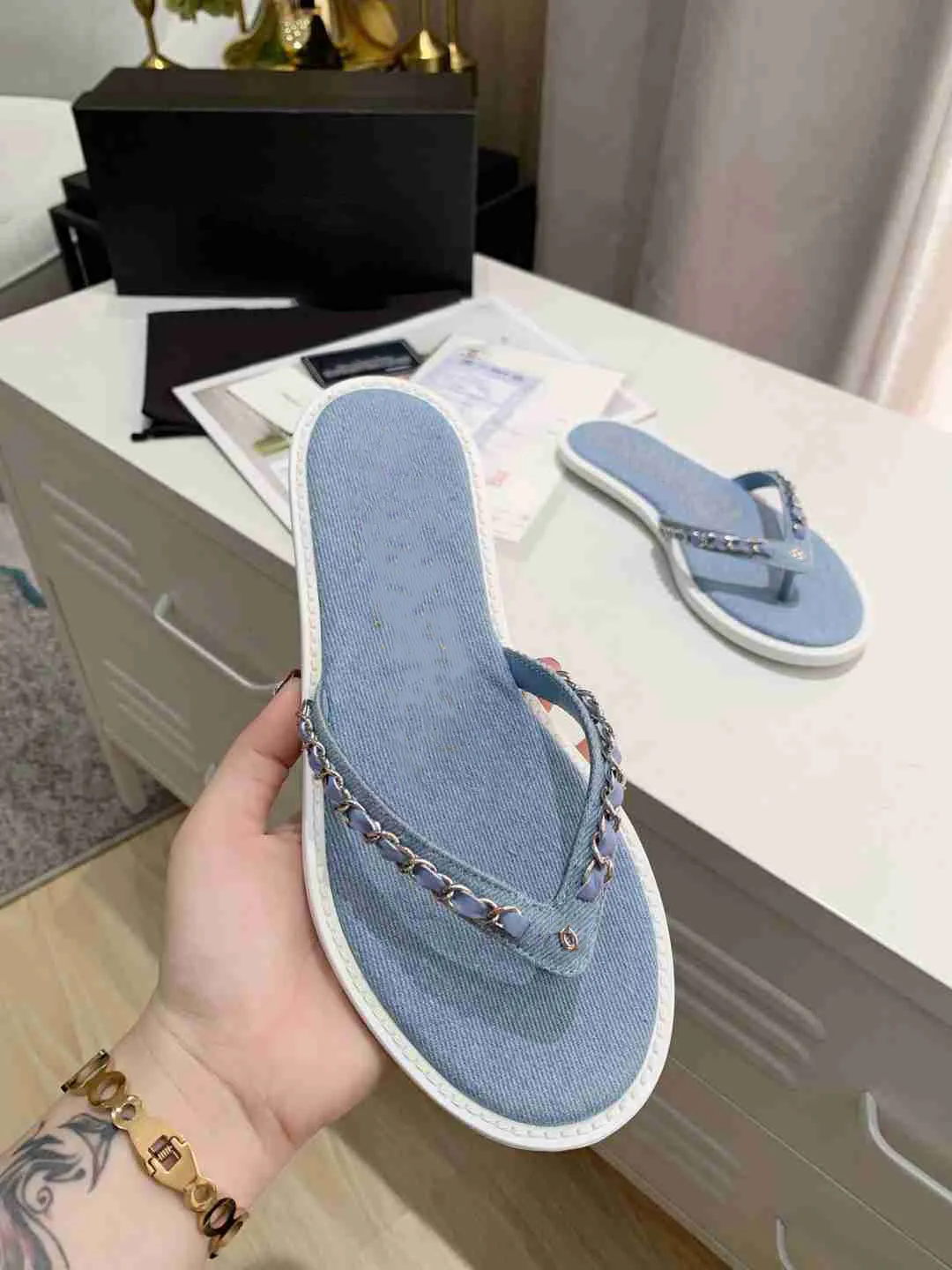 

2023 Classic slippers designer C fashion channel Women flat bottom flip flop slippers slide Rubber antiskid sandals
