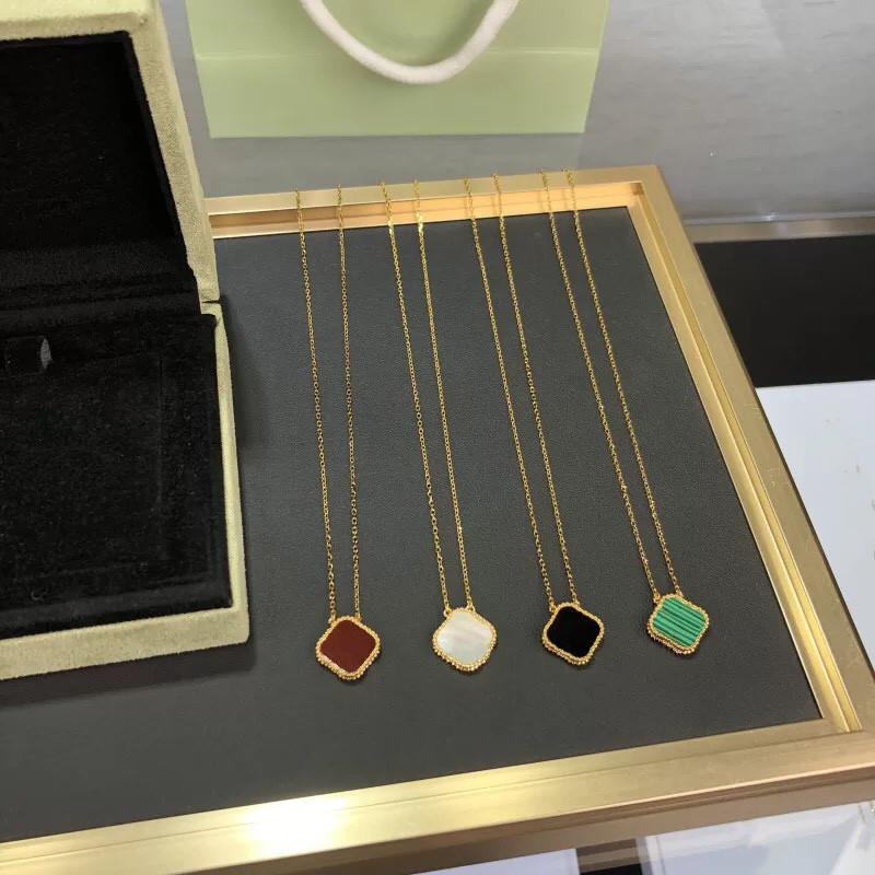 

Four Leaf Clover Necklace Designer Jewelry Pendant Necklaces 18K Gold Rose Gold Mother of Pearl Green Flower Necklace Link Chain Womens With Box
