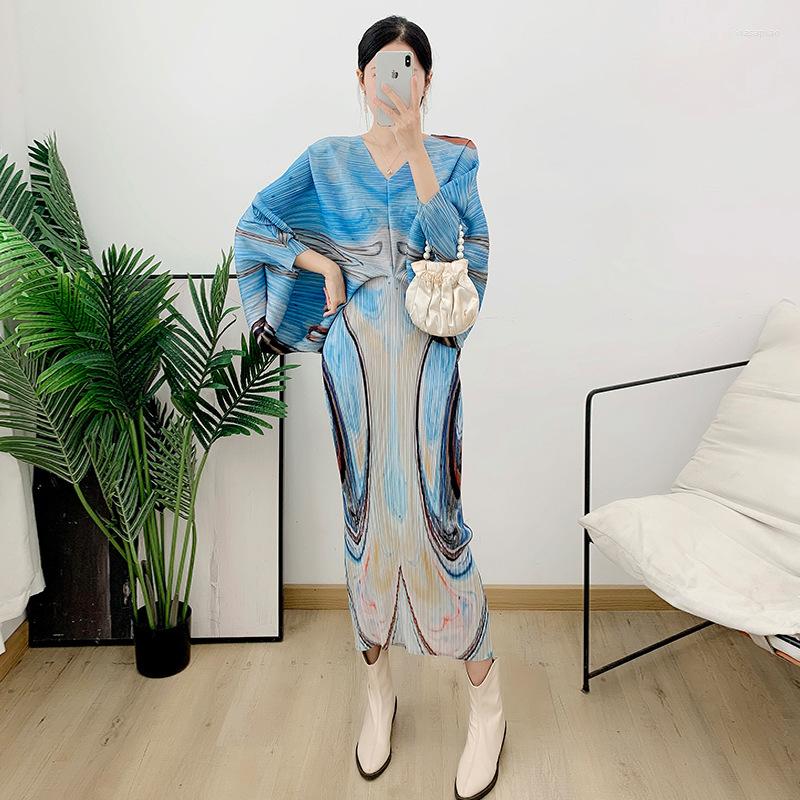 

Casual Dresses Miyake Pleated V-neck Dress Spring Summer Loose Fashion Temperament Bat Sleeve Long Skirt Can Wear 100kg Women, Blue