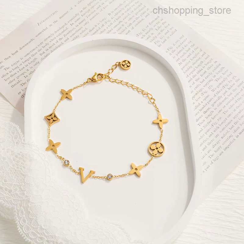 

Luxury Bracelets Designer Women Chain Bracelet Elegant Gold Silver Bracelet Fashion Womens Letter Pendant Clover Wedding Special Design Jewelrywyiw