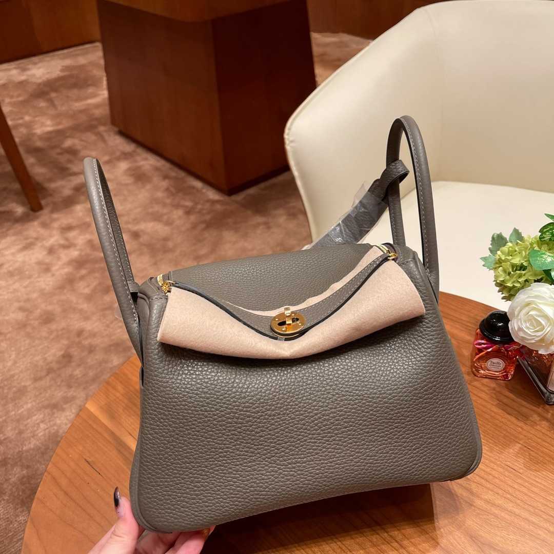 

Designer H ermes Lindys Tote bag All manual Original cowhide women's Lindys classic doctor 26 portable gold buckle, Hurricane blue gold buckle