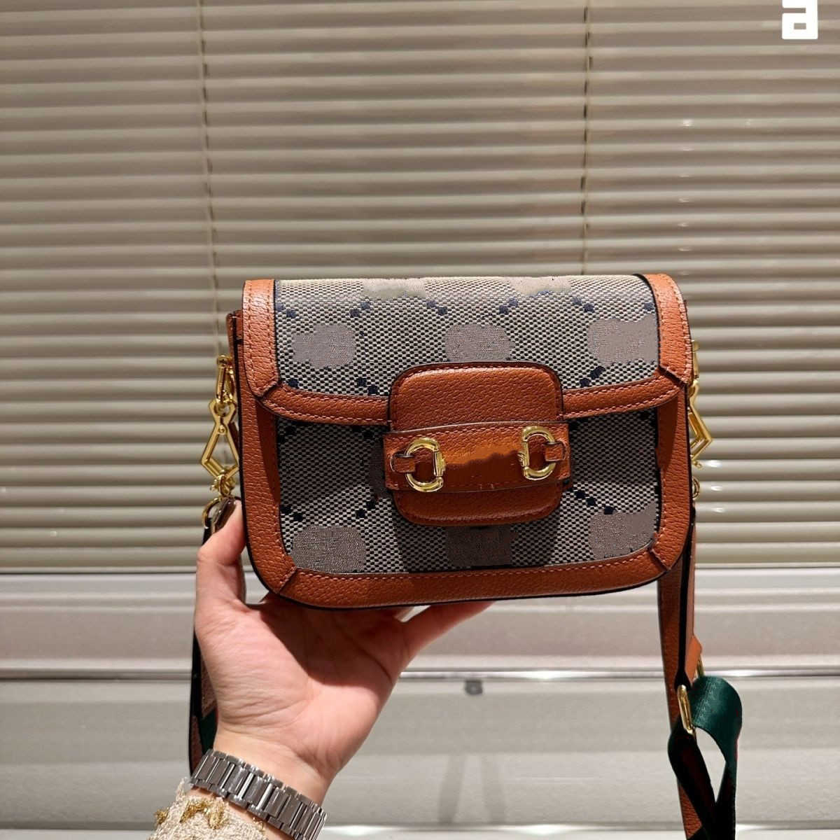 

Designer Saddles Bag New Shoulder Handbag High-end alphabet brand printed Hand Hold Clamshell Vintage Leather wallet Classic red and green wide strap crossbody bag