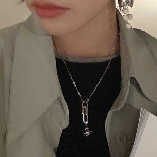 

Jue Zi Empress Dowager Xi Planet Flying saucer paper clip pendant collarbone simple and luxurious sweater chain couple