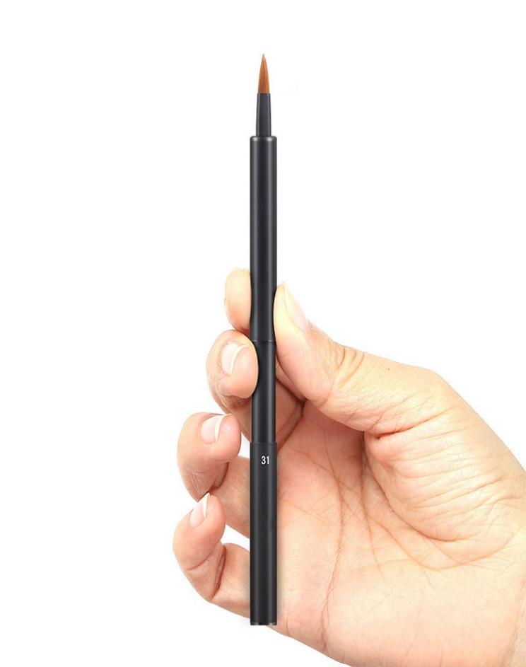 

Retractable Lip Brush N°31 The perfect tool for applying lipstick and gloss Synthetic Hair Makeup Brush8507647