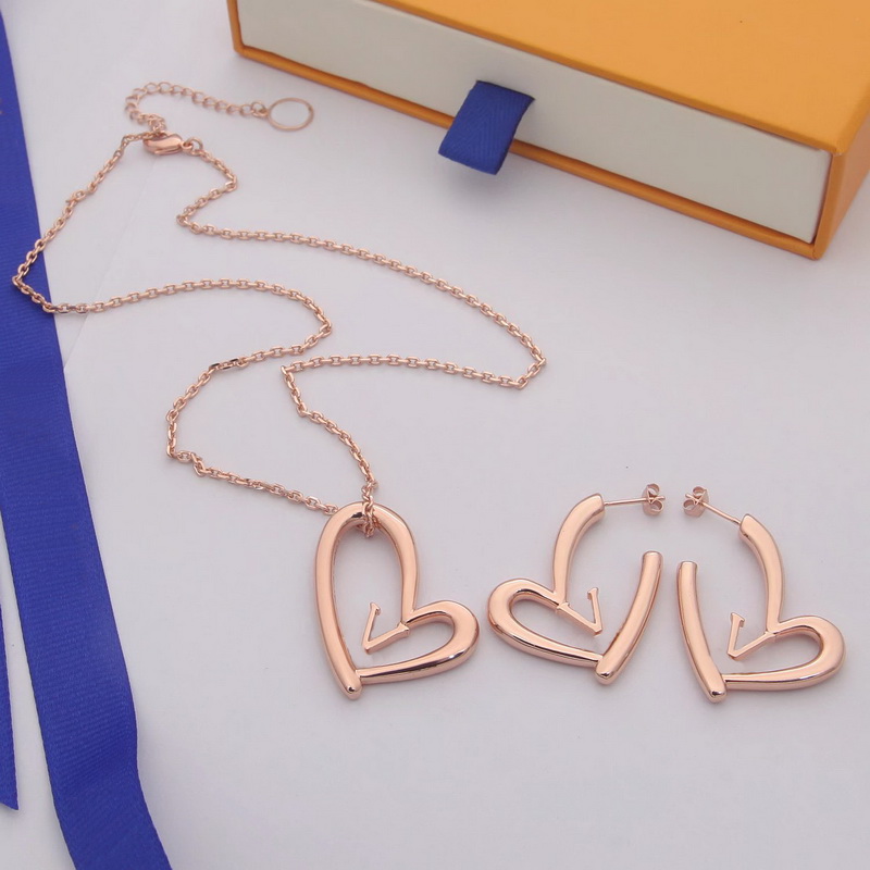 

Europe America Fashion Style Jewelry Sets Lady Women Three-colour Hardware Engraved Hollow Out V Initials Heart Charm Fall in Love Necklace Earrings