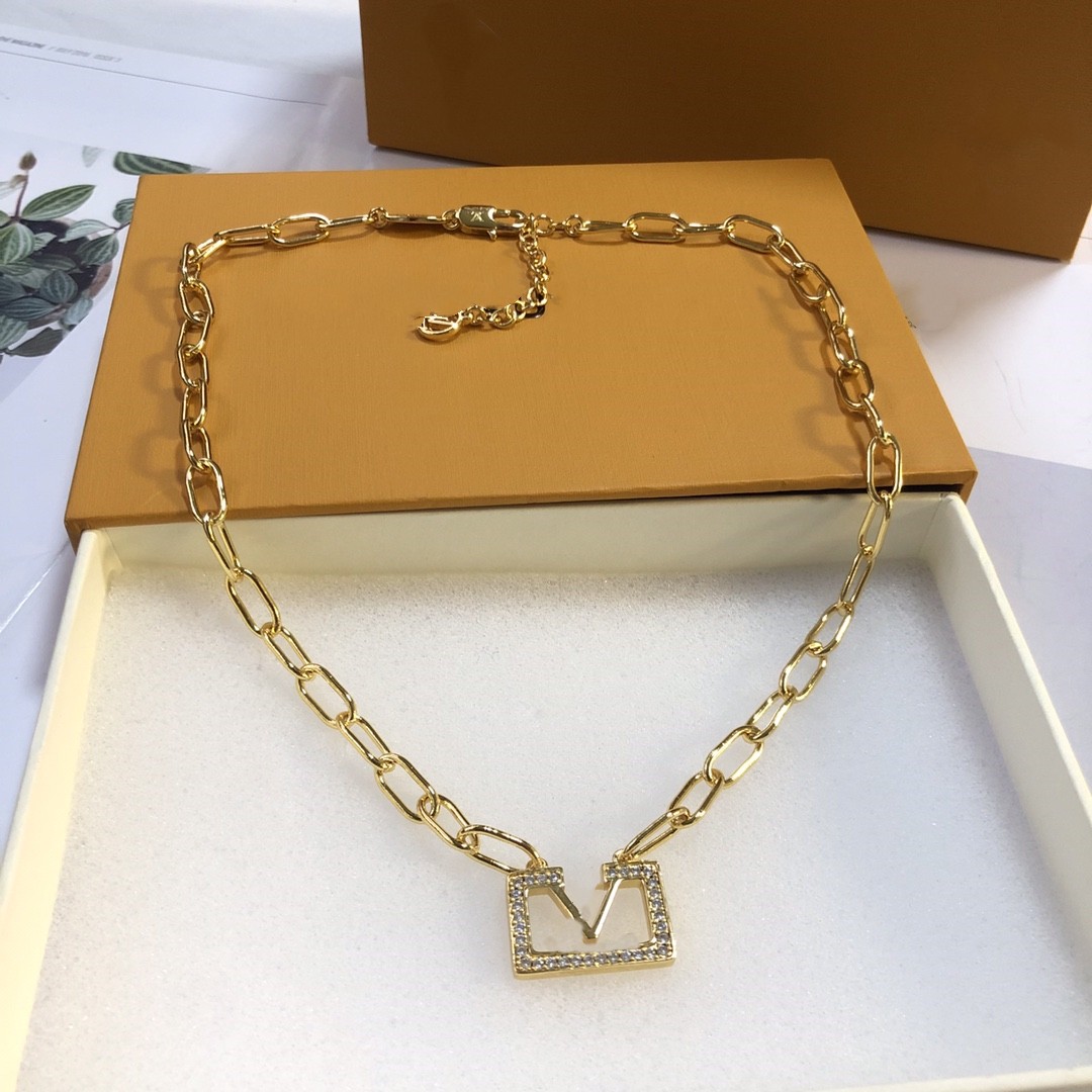 

Earring designers design elegant and fashionable classic and luxurious women's letter pendants, weddings