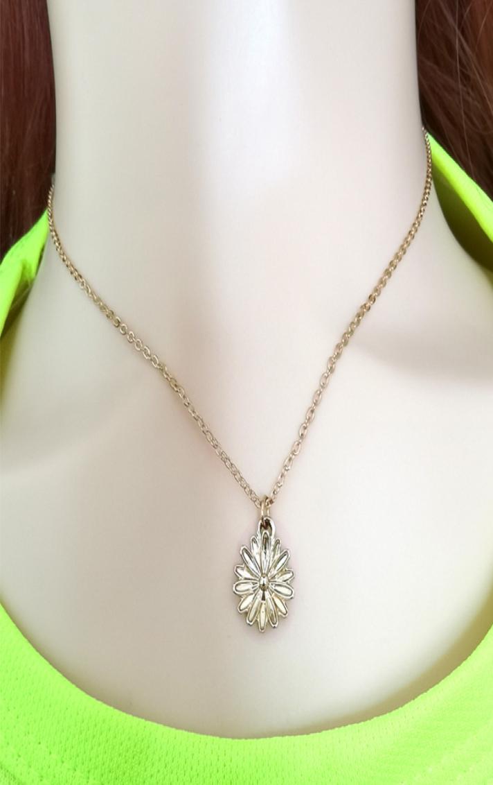 

Daisy Sun Small Flower Chrysanthemum Necklace Female Collarbone Chain7952130