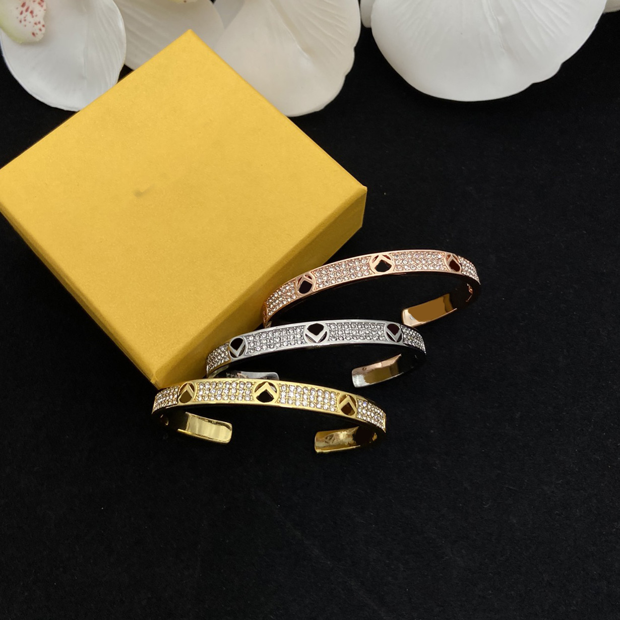 

Luxurys Designers Womens Wedding Bracelets F Couple Luxury Designer Bangle Anniversary Premium Brand Women Men Jewelrys Necklace