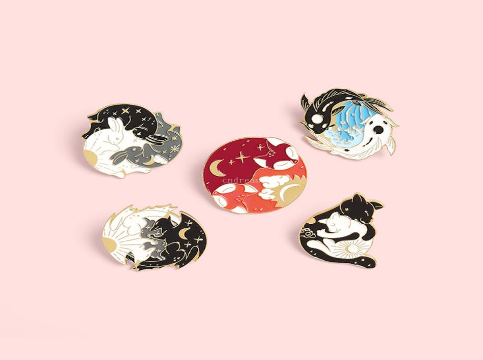 

Yoga Yinyang Brooches Pins Enamel Animal Hug Cat Dragon Fox Brooch Lapel Pin Top Bags Badge for Women Men Fashion Jewelry5580980