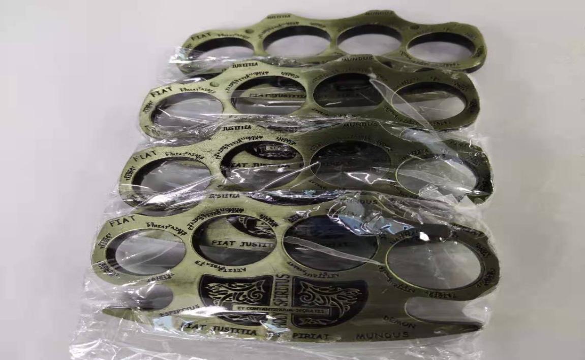 

2021Finger tiger self defense four finger fist stab glass fiber legitimate hand brace ring defense hand buckle fist buckle self de4529043