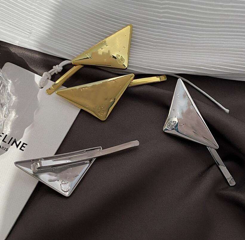 

European and American letter hair clips are fashionable, simple, and atmospheric. The side bangs headwear of the celebrity blogger on the internet