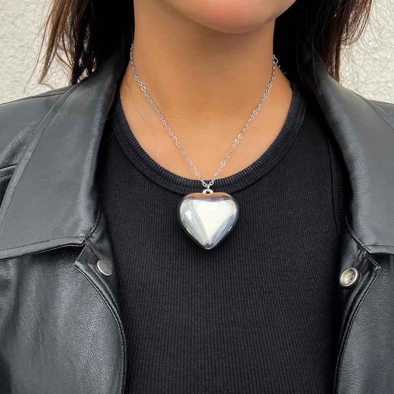 

Pendant Necklaces European And American Fashion Retro Women's Simple Sweet Heart-shaped Metal Necklace