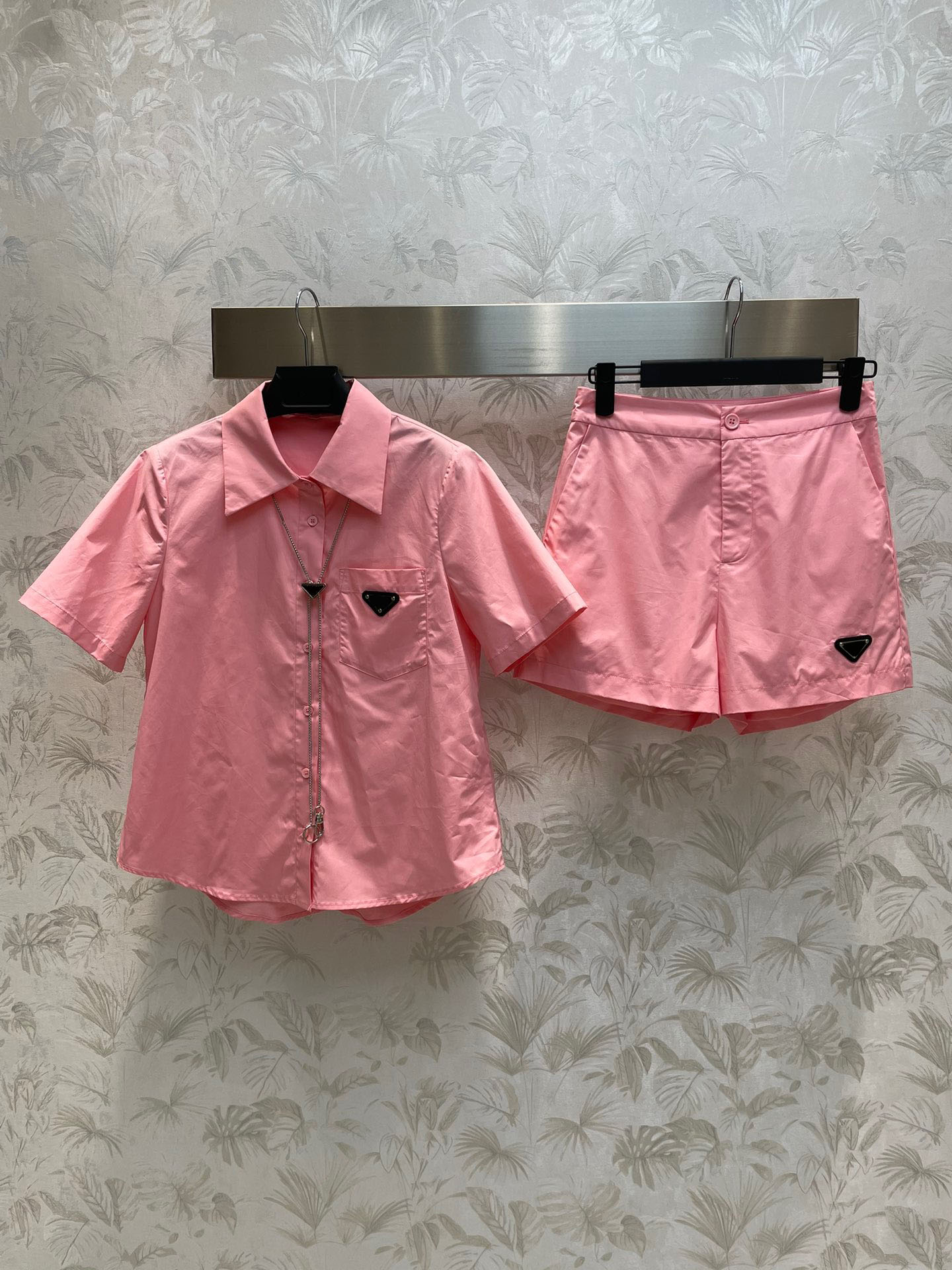 

Designer Two Piece Shorts 2023 Fashion Casual Tracksuit With Triangle Necklace Short Sleeve Loose Lapel Jacket Elasticity Waist Shorts, Pink