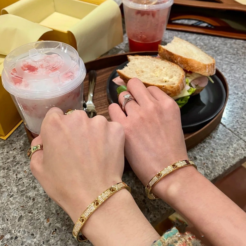 

Fashion Bracelet For Mens Women Designer Full Diamond Gold Letters F bangle Gifts Womens Luxury Love Bracelets Hip-hop Jewelry Gift