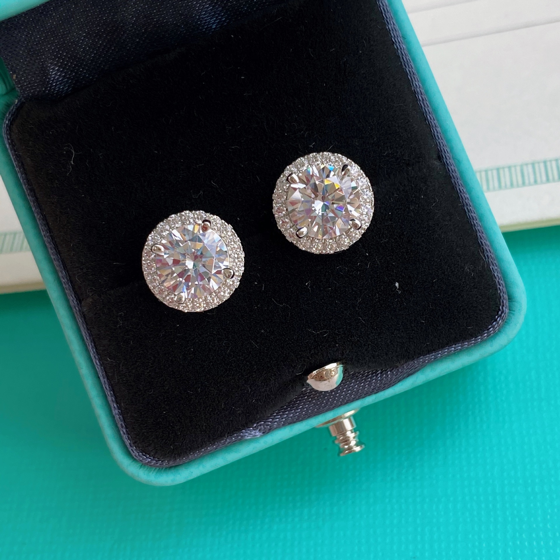 

Classical 4 Claw Stud Earrings Luxury Jewelry 925 Sterling Silver Round Cut White Topaz CZ Diamond Gemstones Handmade Party Women Wedding Earrings For Lover Gift