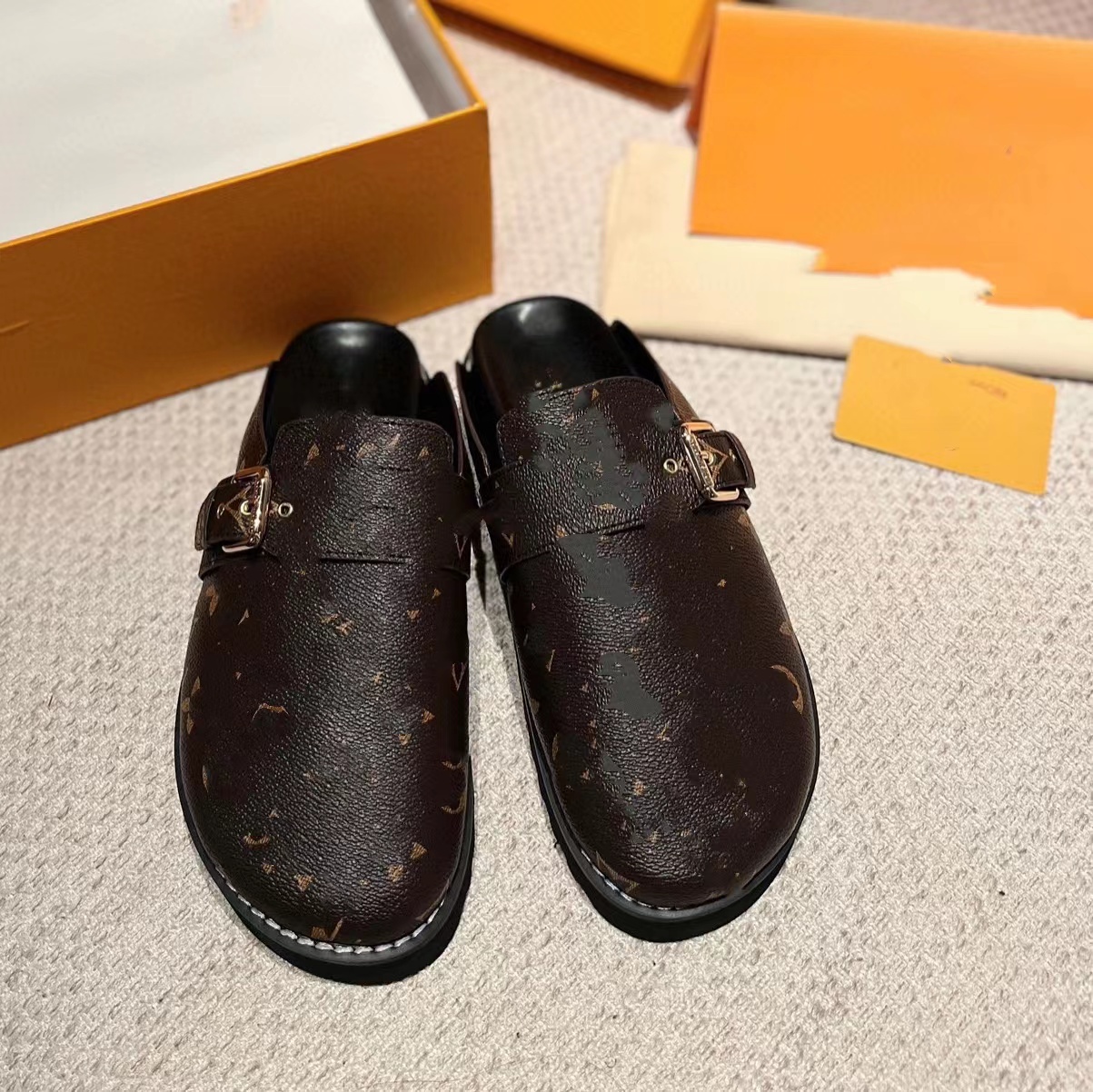 

designers sandals Classic button light colour Wedge heel mules 100% Leather thick bottom women shoes Heeled platform Square head sexy womens slippers top quality