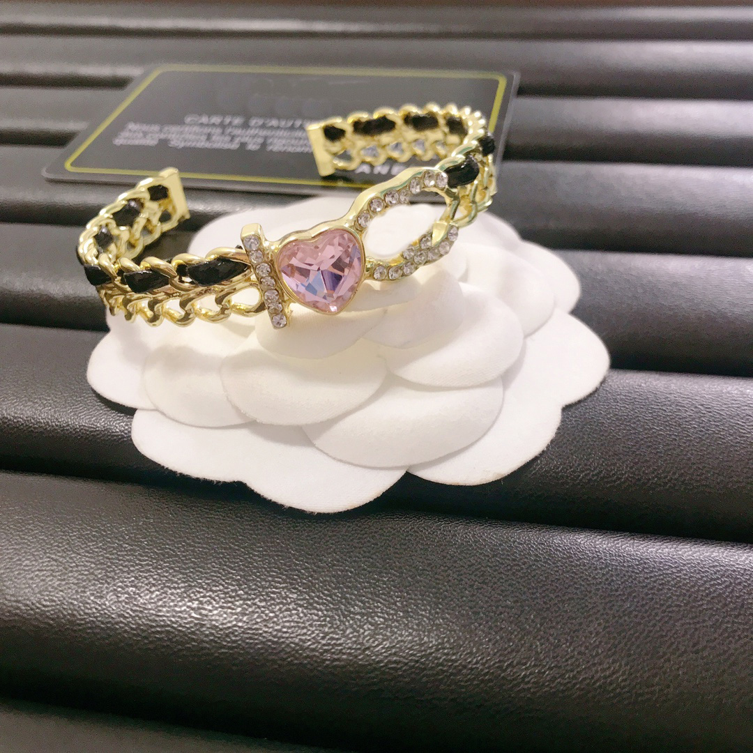

Fashion Style Heart Pink Bracelets Women Bangle Leather Luxury Designer Jewelry Crystal 18K Gold Plated Copper Alloy Wedding Lovers Gift Bracelet