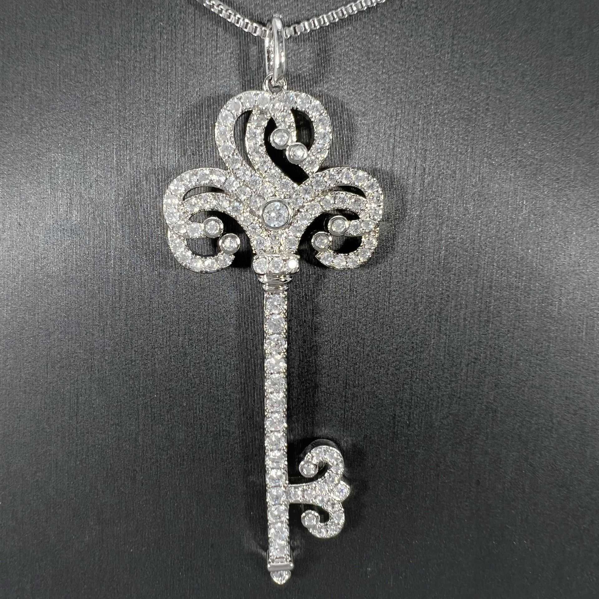 

Plated Elegant Diamond Iris Key Pendant Necklace Sunflower Snow Chinese knotting Diamond Pendant