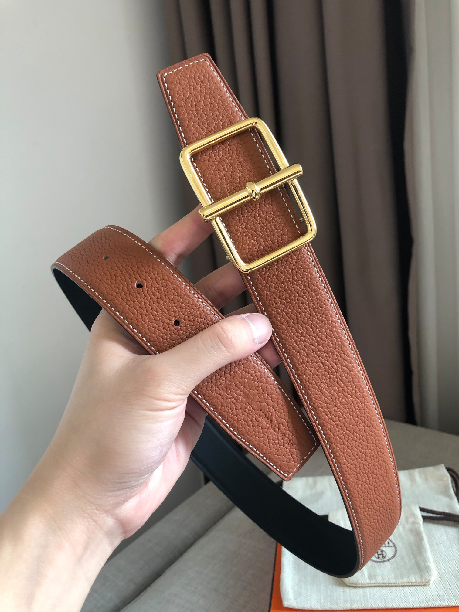 

Designer's men's and women's belts are made of genuine leather and can be luxurious on both sides. Classic and fashionable belts can be paired with box size 3.8cm 411136, Customize