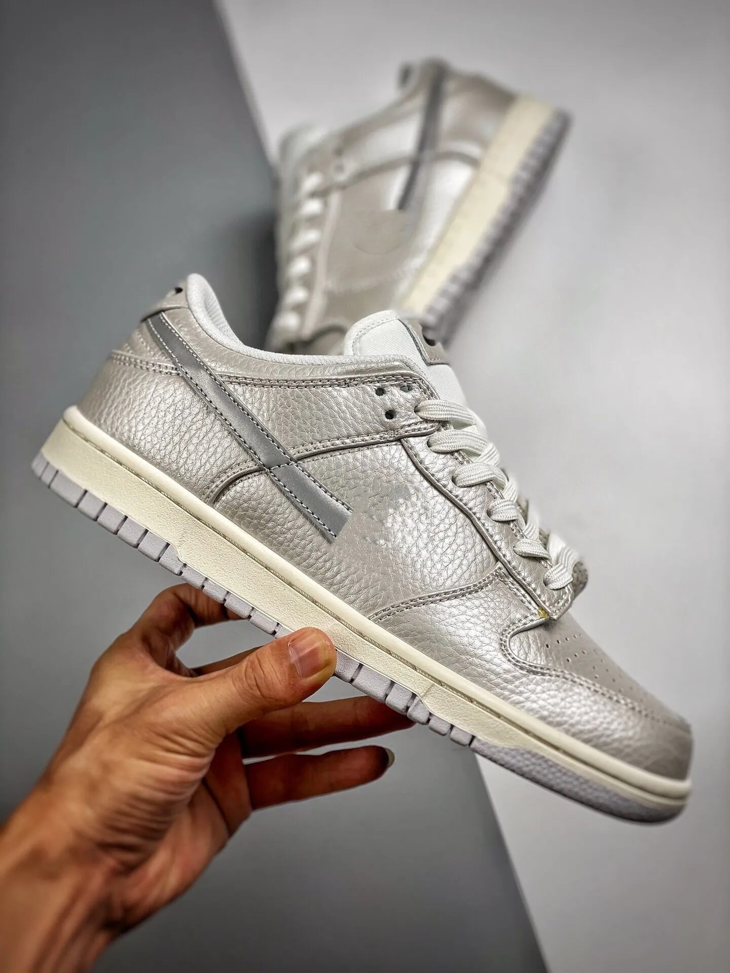 

Original Men Women Skate Shoes Metallic Silver Sail White Outdoor Shoes Designer Sports Sneakers Come With shoeBox