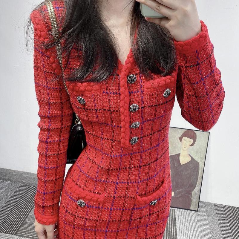 

Casual Dresses Autumn Tweed Elegant Knit Dress Red Light Luxury Girls Buttock Korean Fashion Office Sweater OL V-neck Long Sleeves