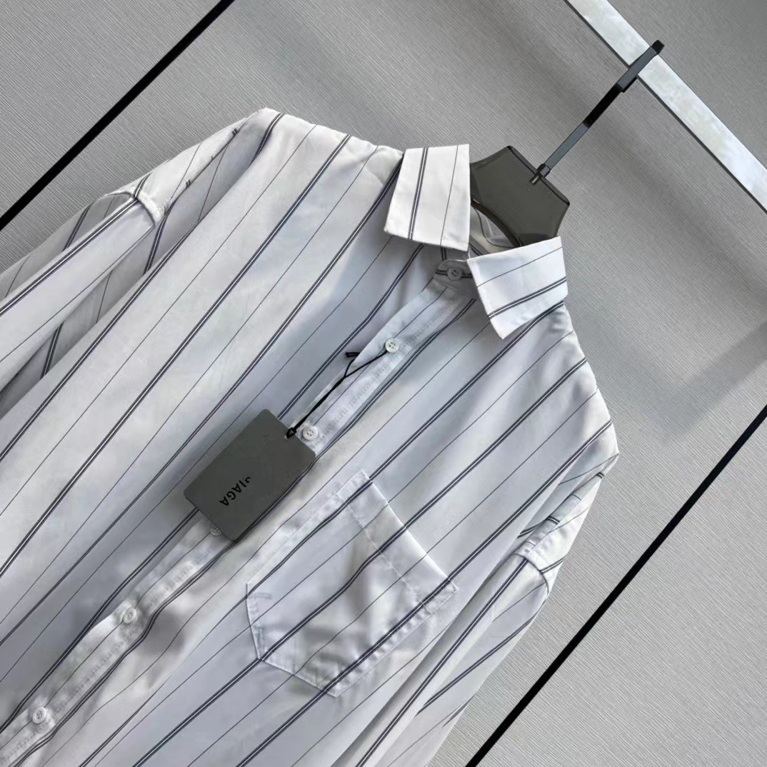 

23 The new fall timeless stripe design is very fashionable. The lapel design of the suit is simple and casual, suitable for both men and women, Beige