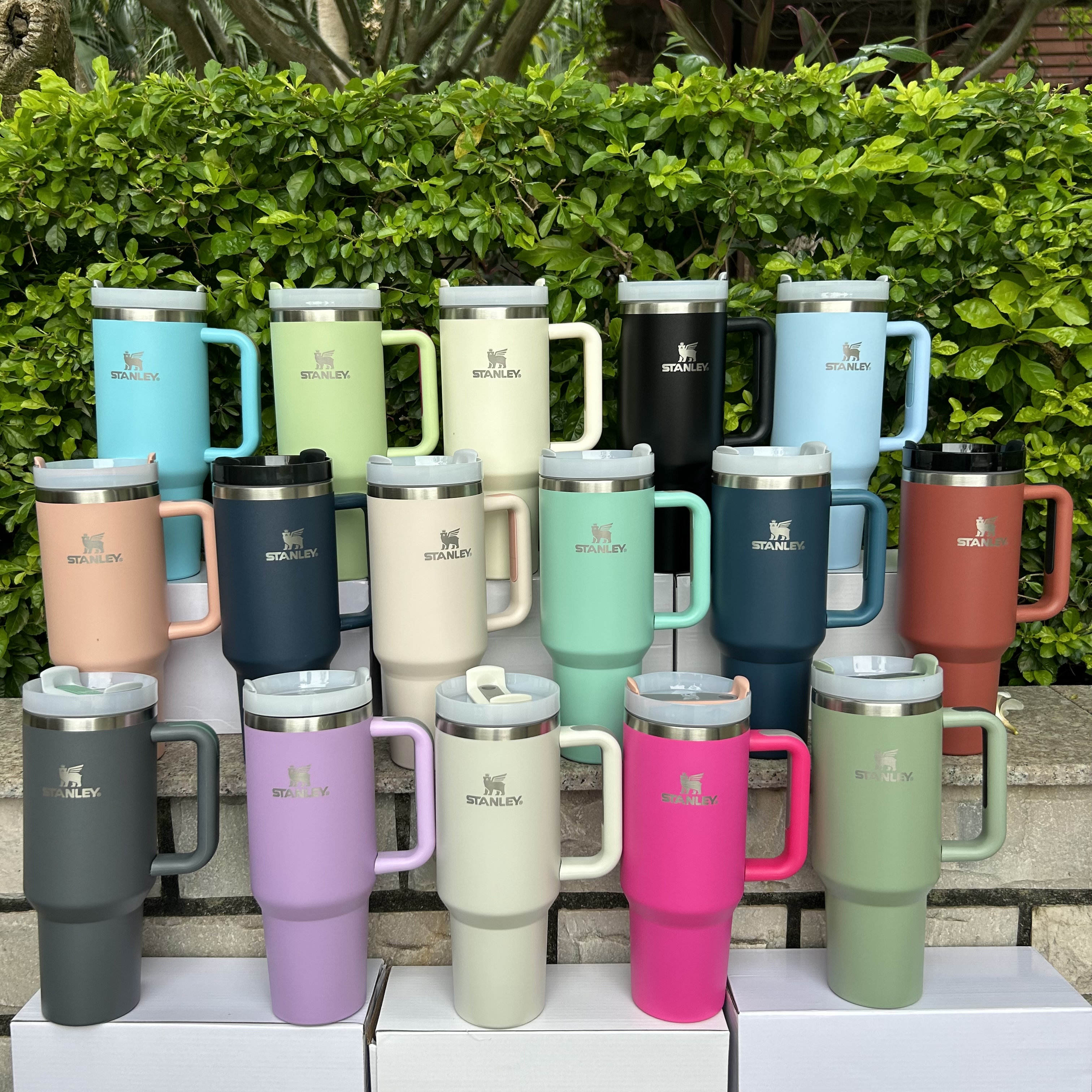 

Tumblers Stanley Quencher H2.0 40oz Stainless Steel Tumblers Cups with Silicone handle Lid And Straw 2nd Generation Car mugs Keep Drinking Cold Water Bottles