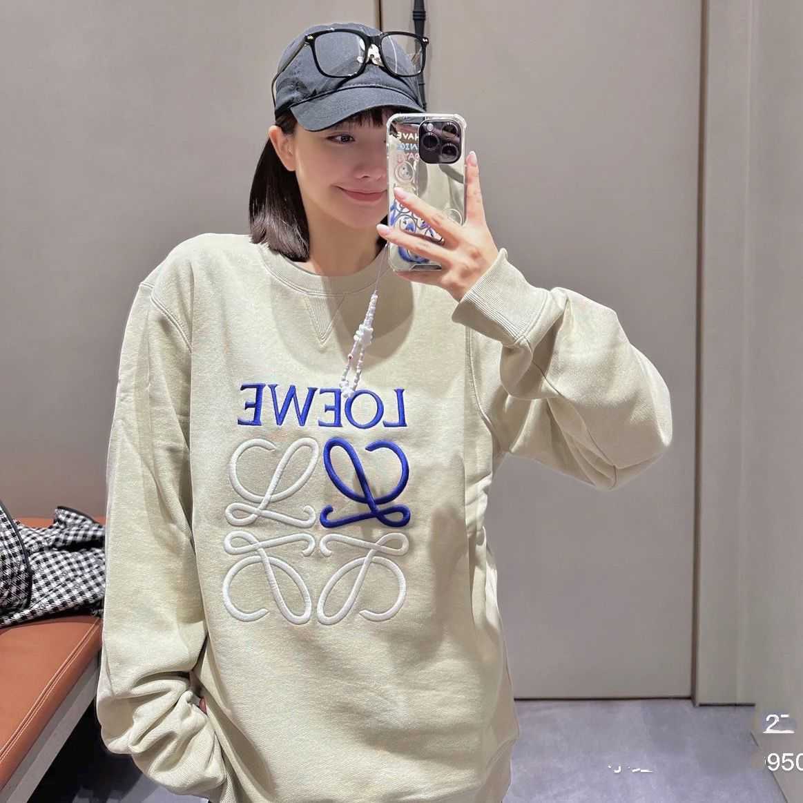 

Designer Clothing Mens Sweatshirts Hoodies Loewe Spring and Autumn Milk Tea Sweater Fresh Letter Embroidery Spliced Round Neck Mens and Womens Pullover Fashion Str, Shipping fee