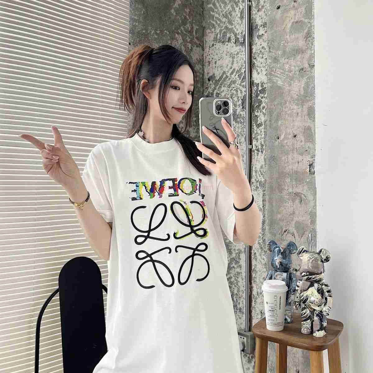 

Designer Fashion Clothing Tees Tshirts Loewe Version luo Jia 23ss New Product Colorful Light Wave Letter Embroidery Pure Cotton Short Sleeve Couple Tshirt Luxury, White