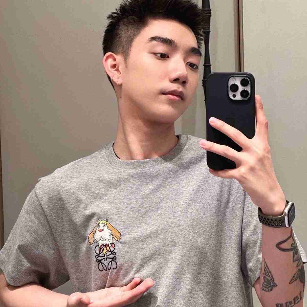 

Designer Fashion Clothing Tees Tshirts Original Label loewe Loewes Mobile Castle Yinyin Dog Embroidered Pure Cotton Short Sleeve Tshirt with Co Branded Hal Luxury C, White