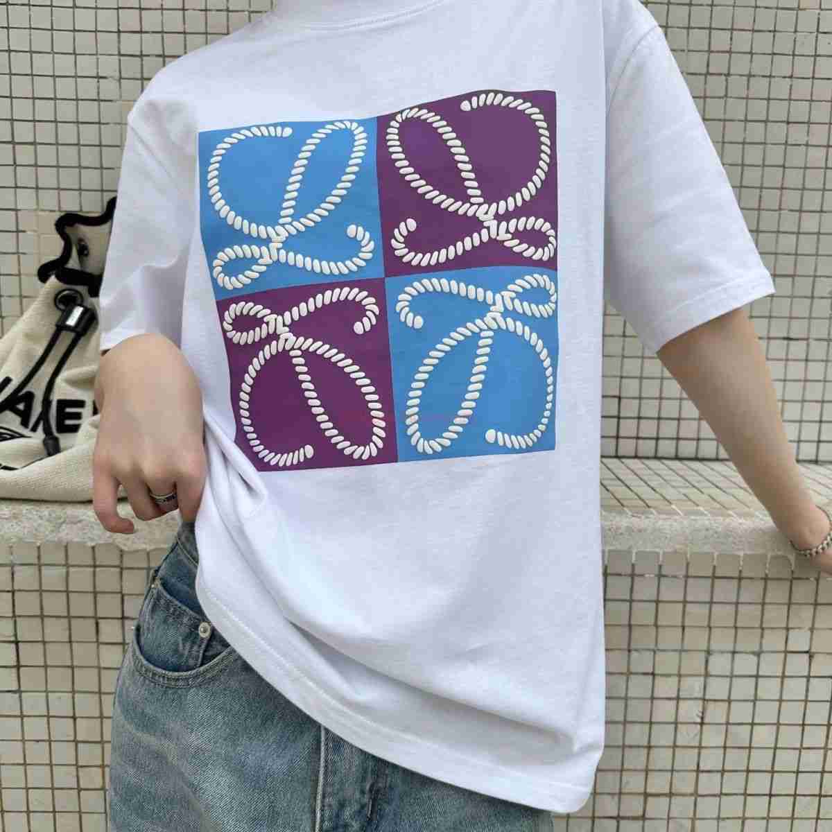 

Designer Fashion Clothing Tees Tshirts Loewe Loe23ss Roewe Suede Foam Printed Round Neck Short Sleeve Tshirtunisex Style Luxury Casual Streetwear Tops Rock Hip hop, White