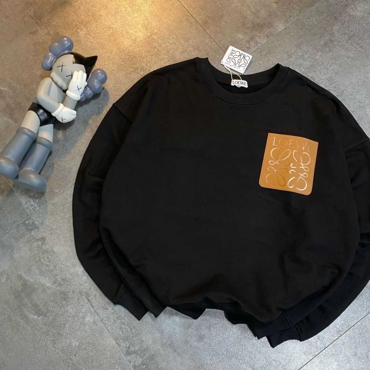 

Designer Clothing Mens Sweatshirts Hoodies Loewe Autumnwinter 22 New Leather Pocket Round Neck Plush Thickened Sweater Unisex Loose Large Coat Fashion Streetwear, Shipping fee