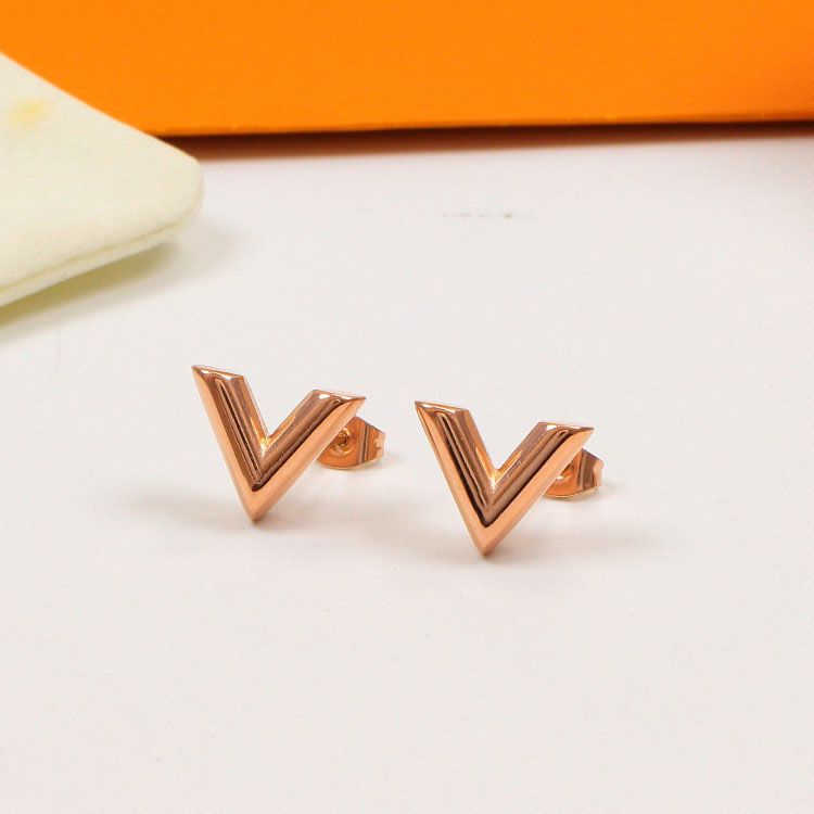 

Quality Stainless Steel Women Designer Stud Luxury Style Simple V Love Couple Earrings For Lady Party Wedding Gifts