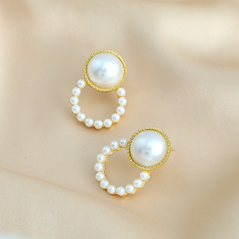 

Luxury designer earrings with 925 silver inlaid pearls and zirconia inlaid earrings are suitable for gatherings, business activities, weddings, blind dates women's