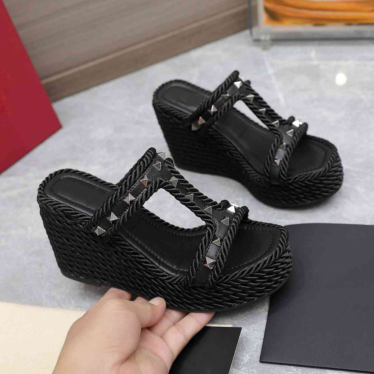 

Slippers Luxury Women Sandals Designer sexy fashion high-heeled sandals Valentinosity summer women's classic casual sandals H245