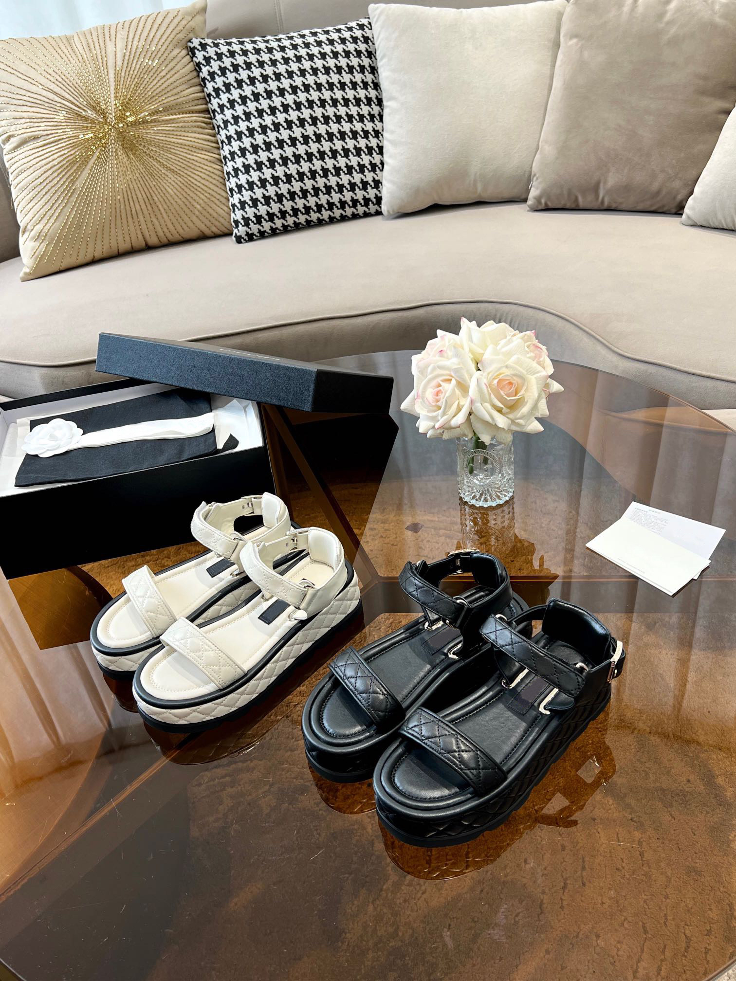 

Designer sandals ladies designer casual shoes classic fashion diamond grid thick bottom buckle quilted sheepskin Roman shoes outdoor comfortable beach slippers