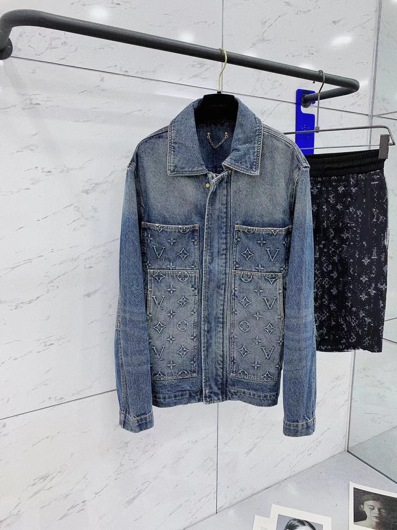 

The 2023SS Spring/summer new denim jacket incorporates embossed pockets into a laid-back silhouette, creating an unrivalled beauty of simplicity and style, Light sky blue