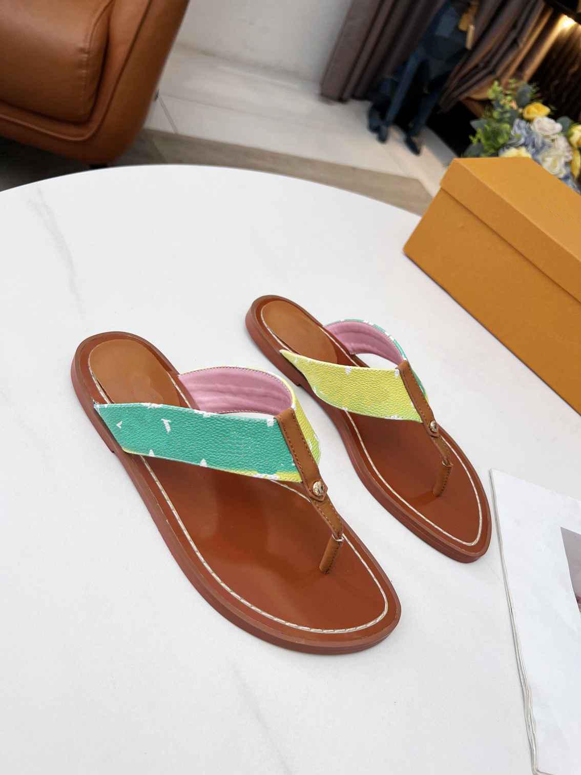 

Luxury Designer Flat Girl Studs Slide Slippers Flip Flop Women Leather Thong Sunny Lady Letter Printed Canvas Strap Rubber Sole Sadnals