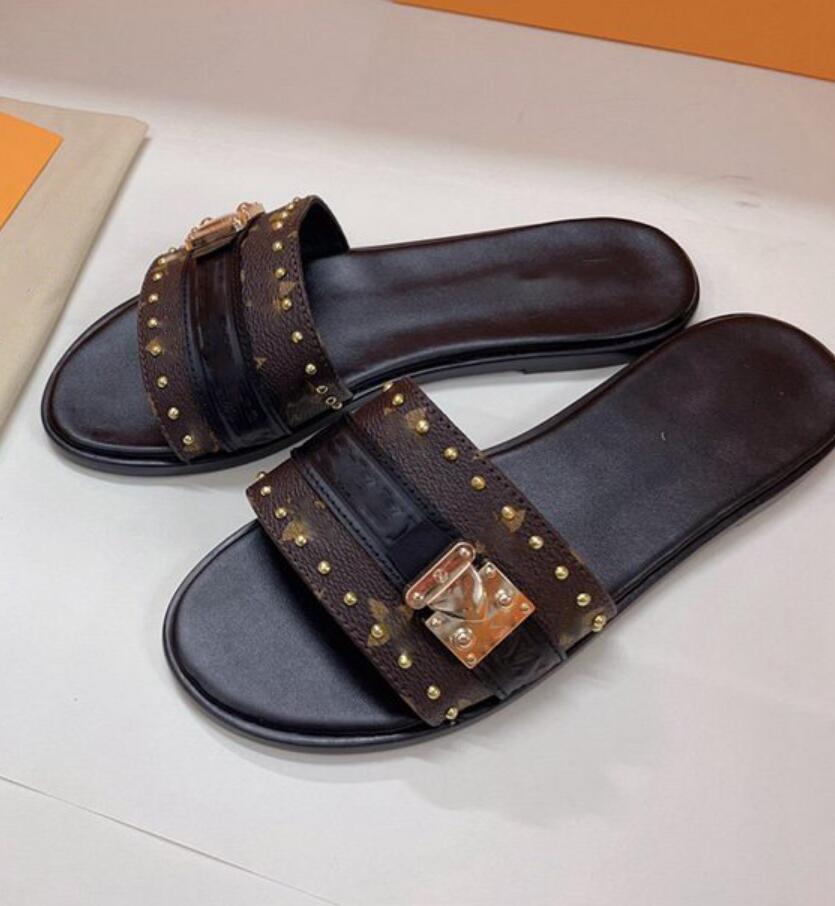 

Lock It Flat Mule Leather Slippers Luxury Designer Women Durable Leather Comfortable Padded Insole Slides Outdoor Beach Sandals With Box
