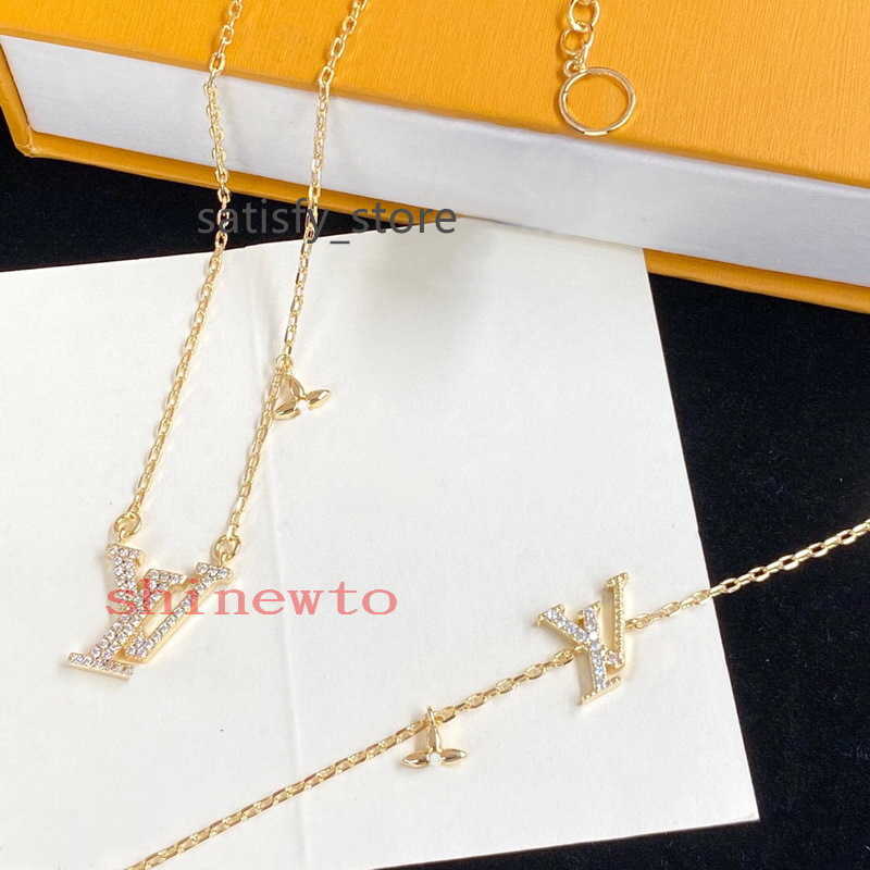 

Europe America Fashion Necklace Bracelet Earrings Lady Women Brass Gold-color Hardware Engraved V Initials Crystal Rhinestones Iconic Jewelry Sets M00596, No original box
