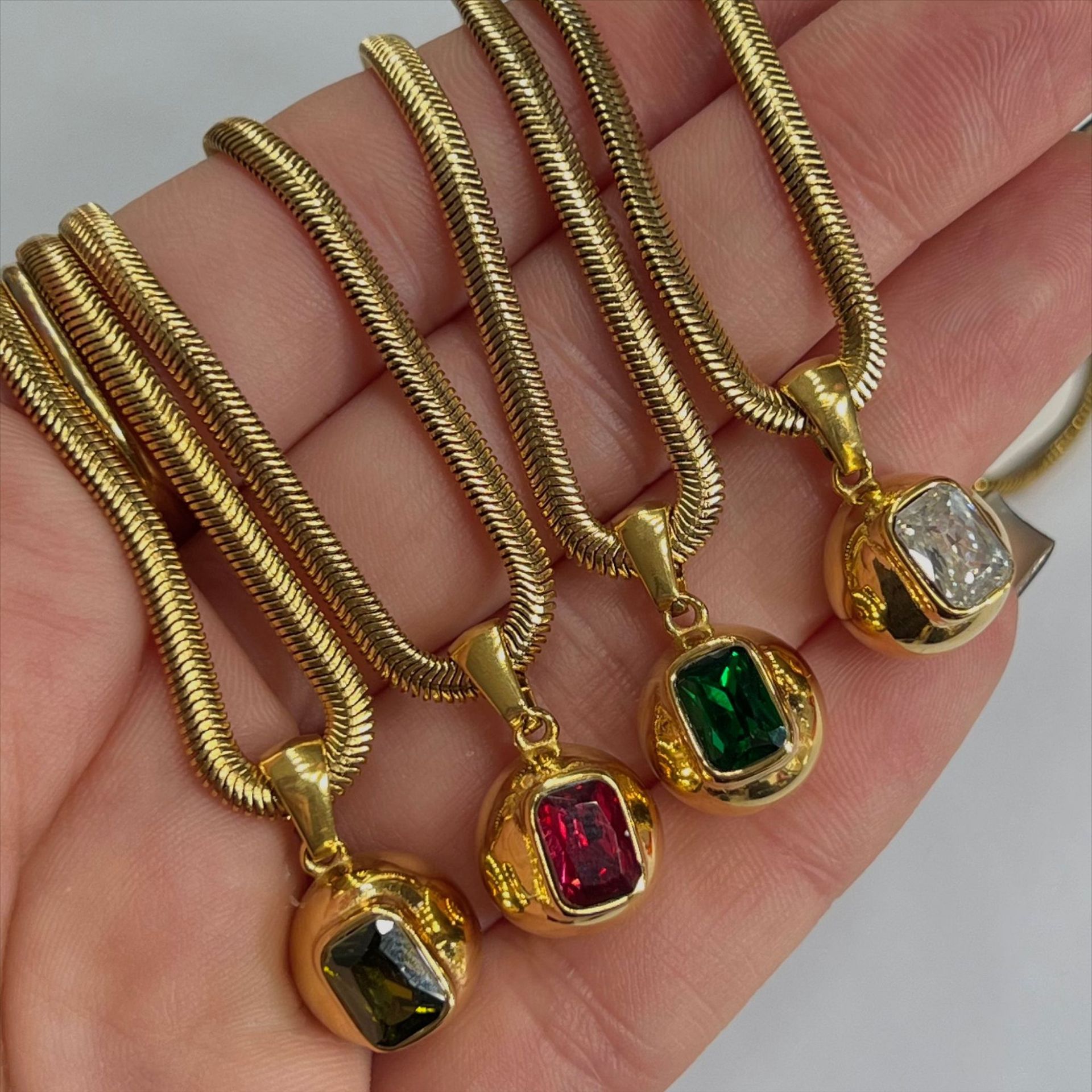 

wholesale Luxury retro necklace, classic and fashionable zircon pendant, necklace blogger's same style