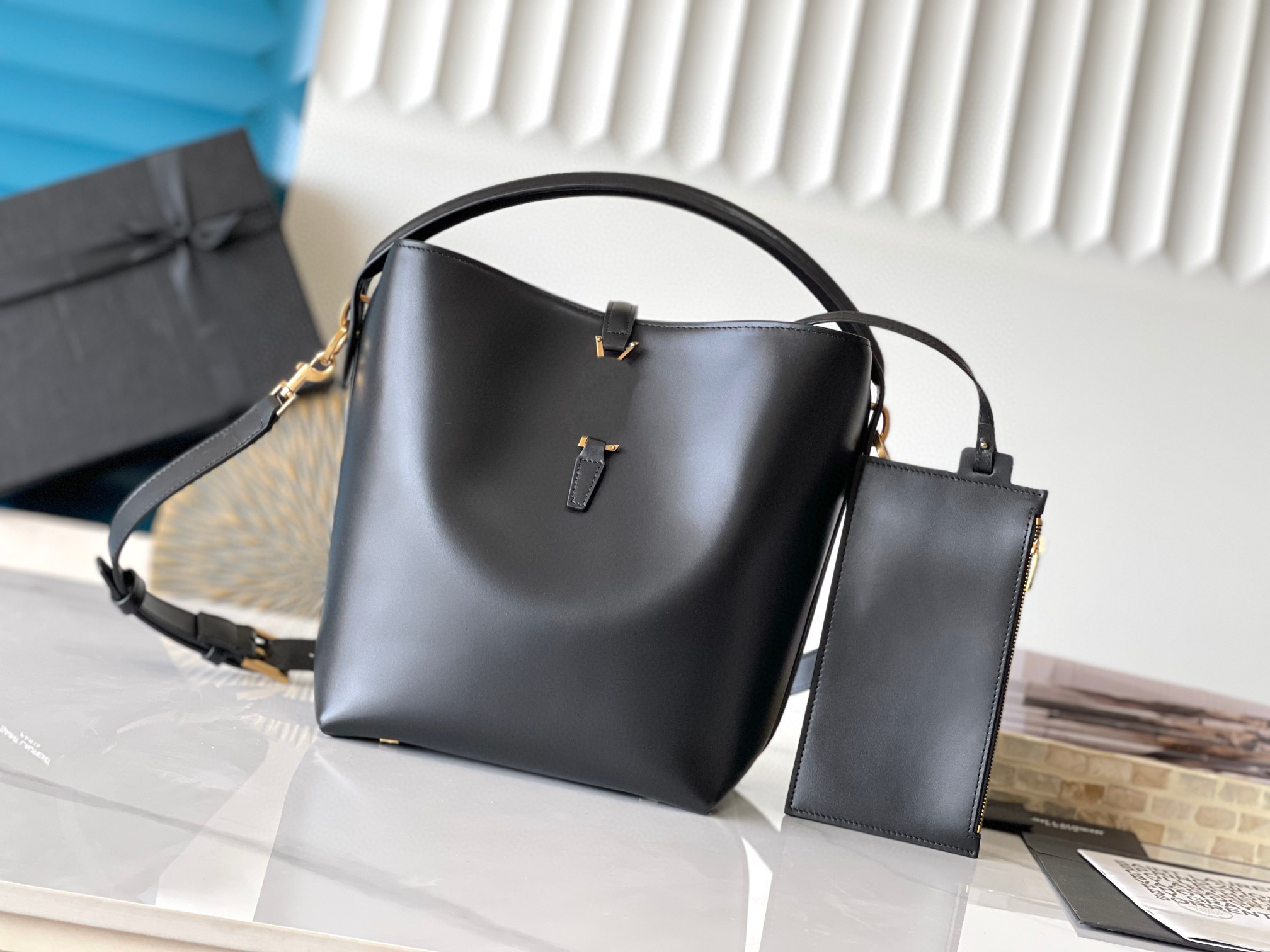 

2023 The latest women's bucket bag with cowhide high-end customized quality shoulder bag configuration handle shoulder strap removable fashion crossbody bag 742828, Black