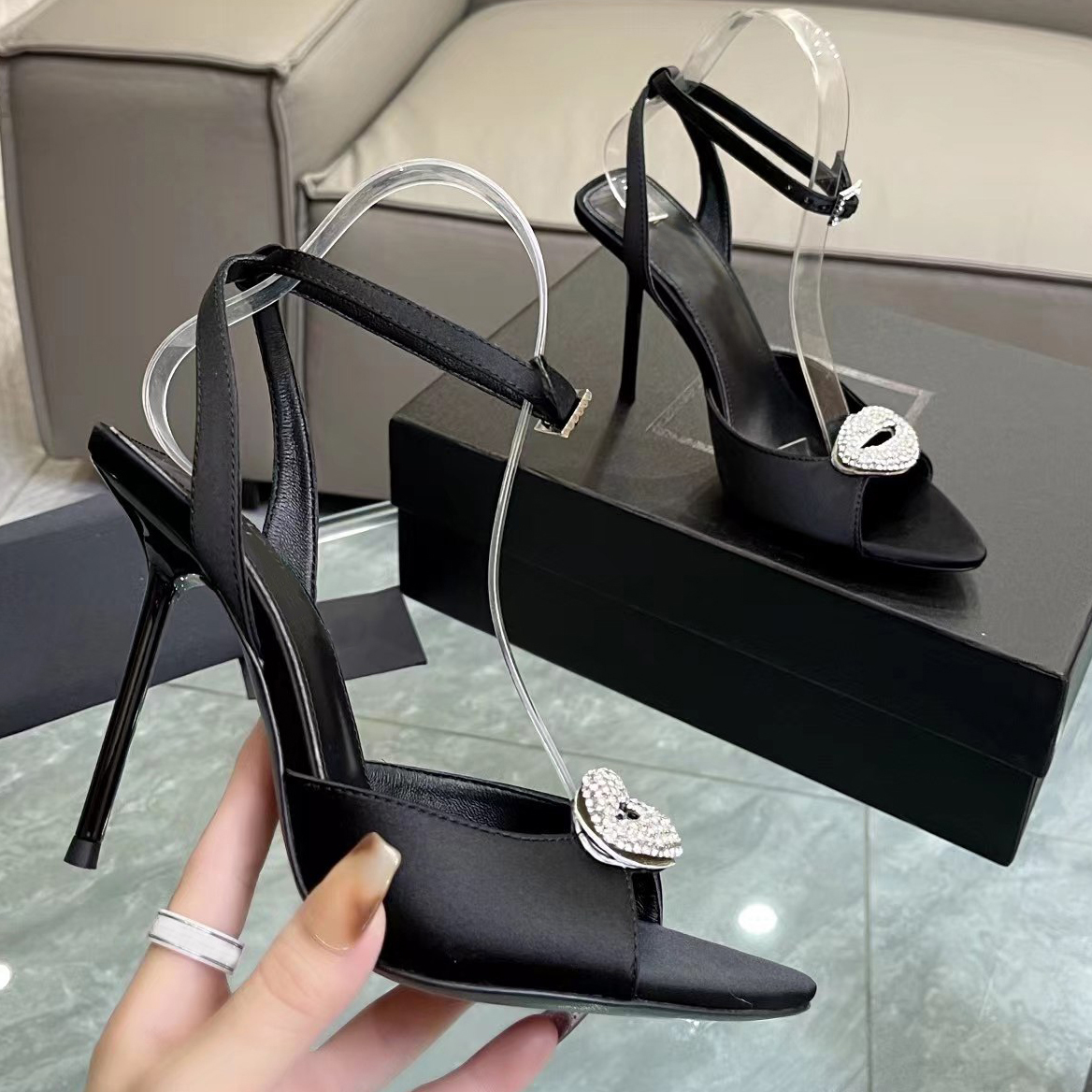 

2023 New Sandals Fashion Designer Shoes Silk Rhinestone Lip Button Decoration Women 10CM High Heels Summer Open Feet Ribbon Combination stiletto Sandal, Red