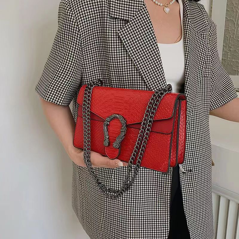 

Retro fashion crocodile grain bags women 2023 new classic temperament chain small bread one shoulder aslant dionysian package tramp, Blue