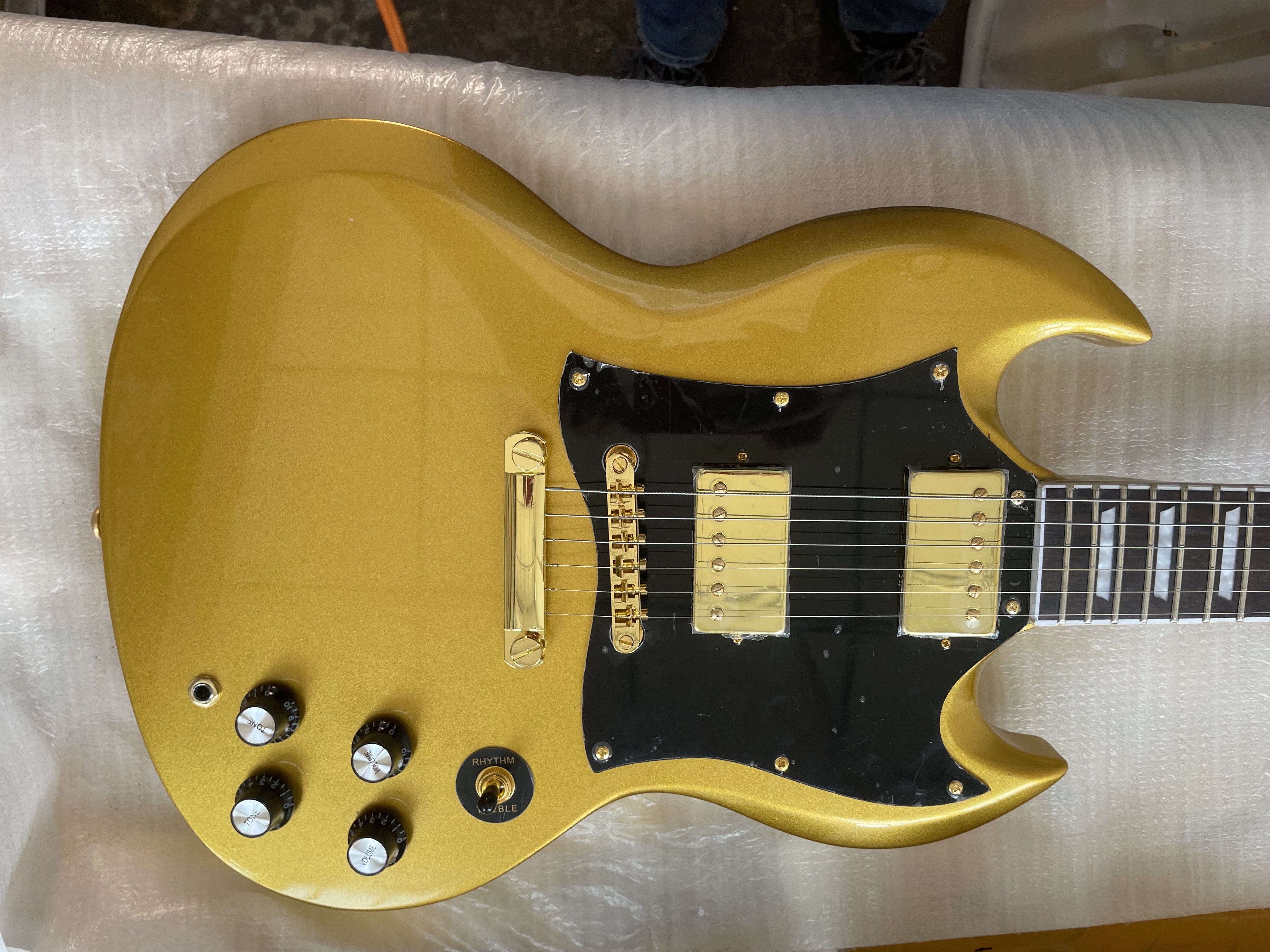 

High Quality SG Electric Guitar Mahogany Body Gold Veneer