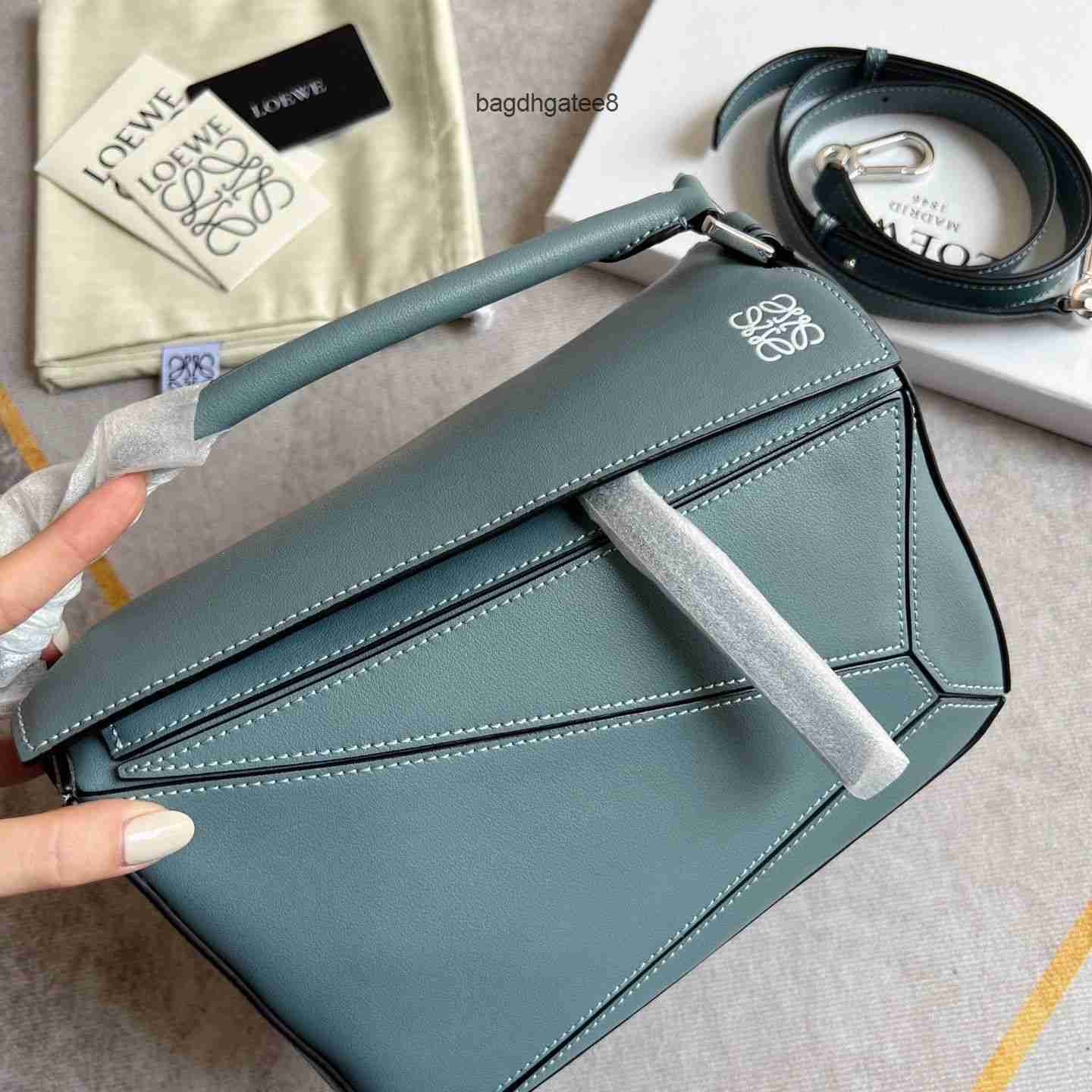 

Shoulder Girl Spain Bag 2023 Designer Loews Leather Crossbody Unisex One Puzzles Handbag Soft Bags Tote Handbags with Box Zbss, Lychee college blue